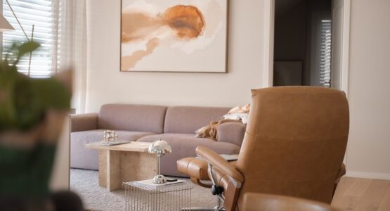 Ingelijst abstract kunstwerk in een lichte woonkamer met veel daglicht