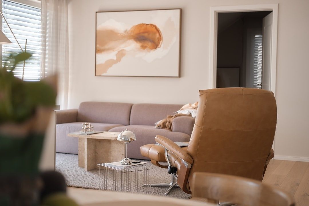 Ingelijst abstract kunstwerk in een lichte woonkamer met veel daglicht