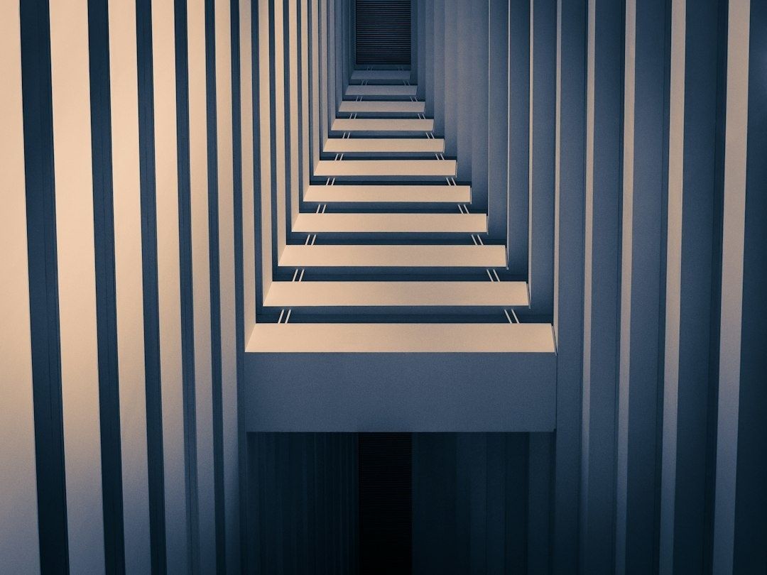 Abstracte architectuur met kaarsrechte verticale lijnen en repeterende balken